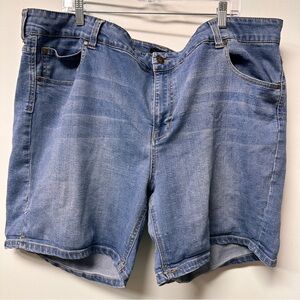 Celebrity Pink denim shorts bermuda shorts size 24 medium wash plus size